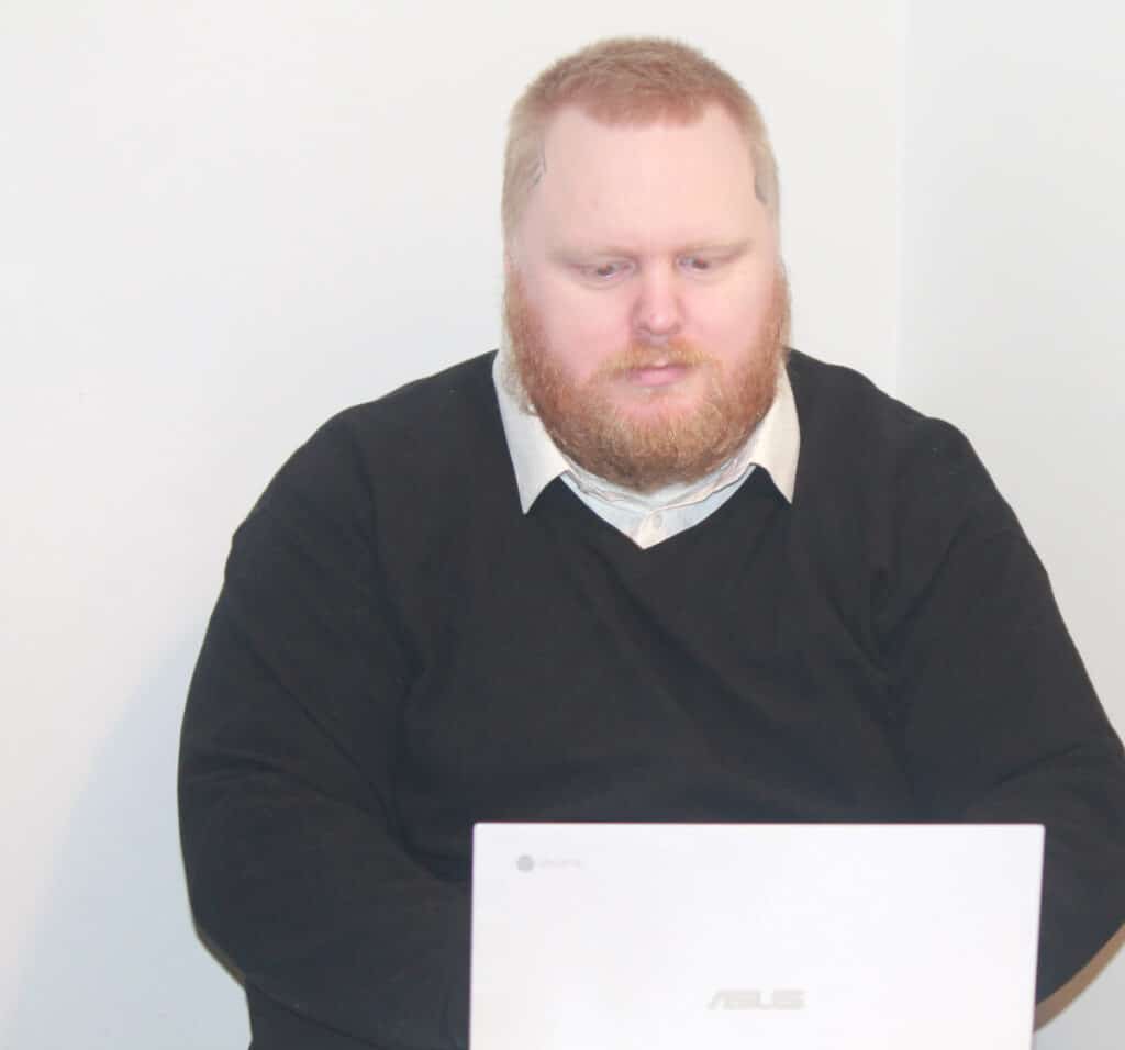 Sebastian Liljegren som arbetar vid sin dator